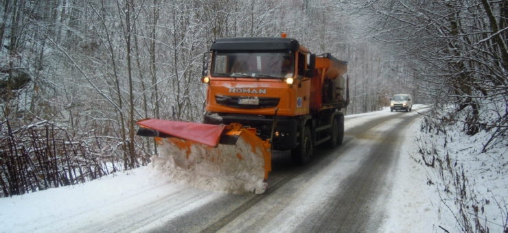 Au fost împrăștiate 311,5 tone de material antiderapant pe drumurile din Cluj