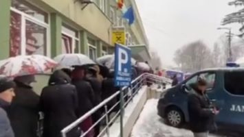 Bolnavii de cancer din Cluj stau pe ninsoare la o coadă de zeci de metri în fața Institutului Oncologic