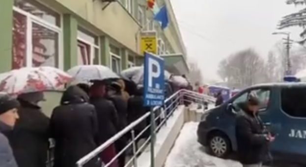 Bolnavii de cancer din Cluj stau pe ninsoare la o coadă de zeci de metri în fața Institutului Oncologic